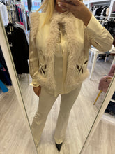 Carica l&#39;immagine nel visualizzatore di Gallery, Gilet simil shearling ricamato
