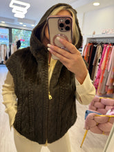 Carica l&#39;immagine nel visualizzatore di Gallery, Gilet in pelliccia lavorata
