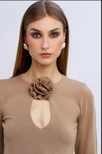 Carica l&#39;immagine nel visualizzatore di Gallery, Maglia scollo e rosa
