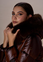 Carica l&#39;immagine nel visualizzatore di Gallery, Piumino cappa con collo pelliccia
