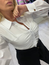 Carica l'immagine nel visualizzatore di Gallery, Camicia scollo V
