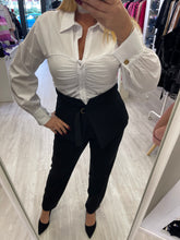 Carica l'immagine nel visualizzatore di Gallery, Camicia scollo V
