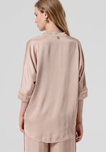 Carica l'immagine nel visualizzatore di Gallery, Camicia over in raso di viscosa
