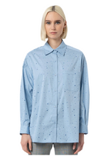 Carica l&#39;immagine nel visualizzatore di Gallery, CAMICIA OVER IN POPELINE CON STRASS
