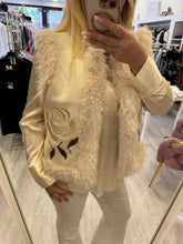 Carica l&#39;immagine nel visualizzatore di Gallery, Gilet simil shearling ricamato
