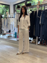 Carica l'immagine nel visualizzatore di Gallery, Camicia over in raso di viscosa
