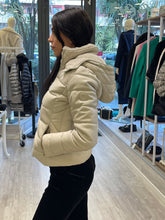 Carica l&#39;immagine nel visualizzatore di Gallery, Bomber ecopelle con cappuccio
