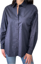 Carica l&#39;immagine nel visualizzatore di Gallery, CAMICIA OVER IN POPELINE CON STRASS
