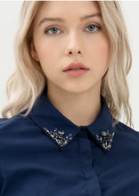 Carica l&#39;immagine nel visualizzatore di Gallery, Camicia collo Swarovski
