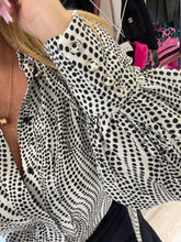 Carica l&#39;immagine nel visualizzatore di Gallery, Camicia pois
